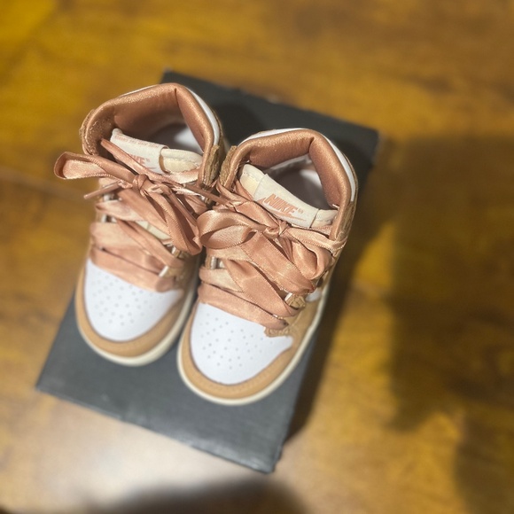 Kids Jordan Retro 1 in Tan/Gold and white with Satin Laces sz 5 - Picture 7 of 7